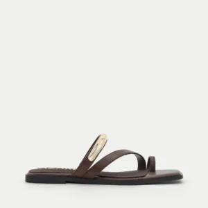 SANDALIA PLANA MARRÓN CON DETALLE DORADO MINIMALISTA